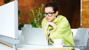 ngồi lâu trong phòng điều hòa